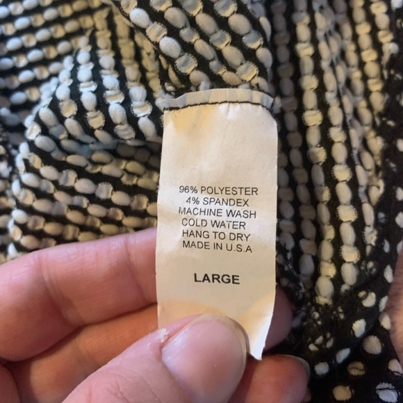 ‼️SOLD‼️Sleeveless Blouse w Raised PolkaDots & Flared Bottom Flattering! - Picture 12 of 13